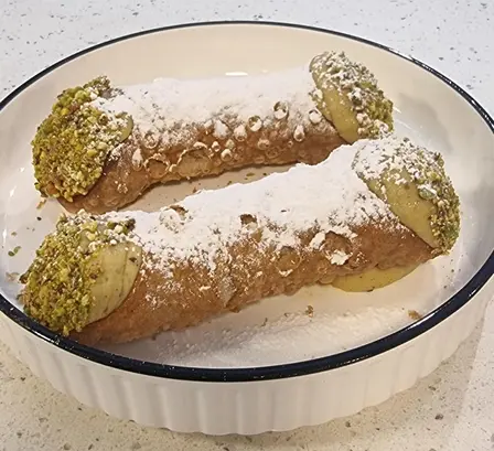 Cannoli di Pistacchio de Alleria, pizzería napolitana en Providencia