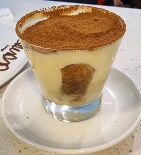 Tiramisù classico de Alleria, pizzería napolitana en Providencia